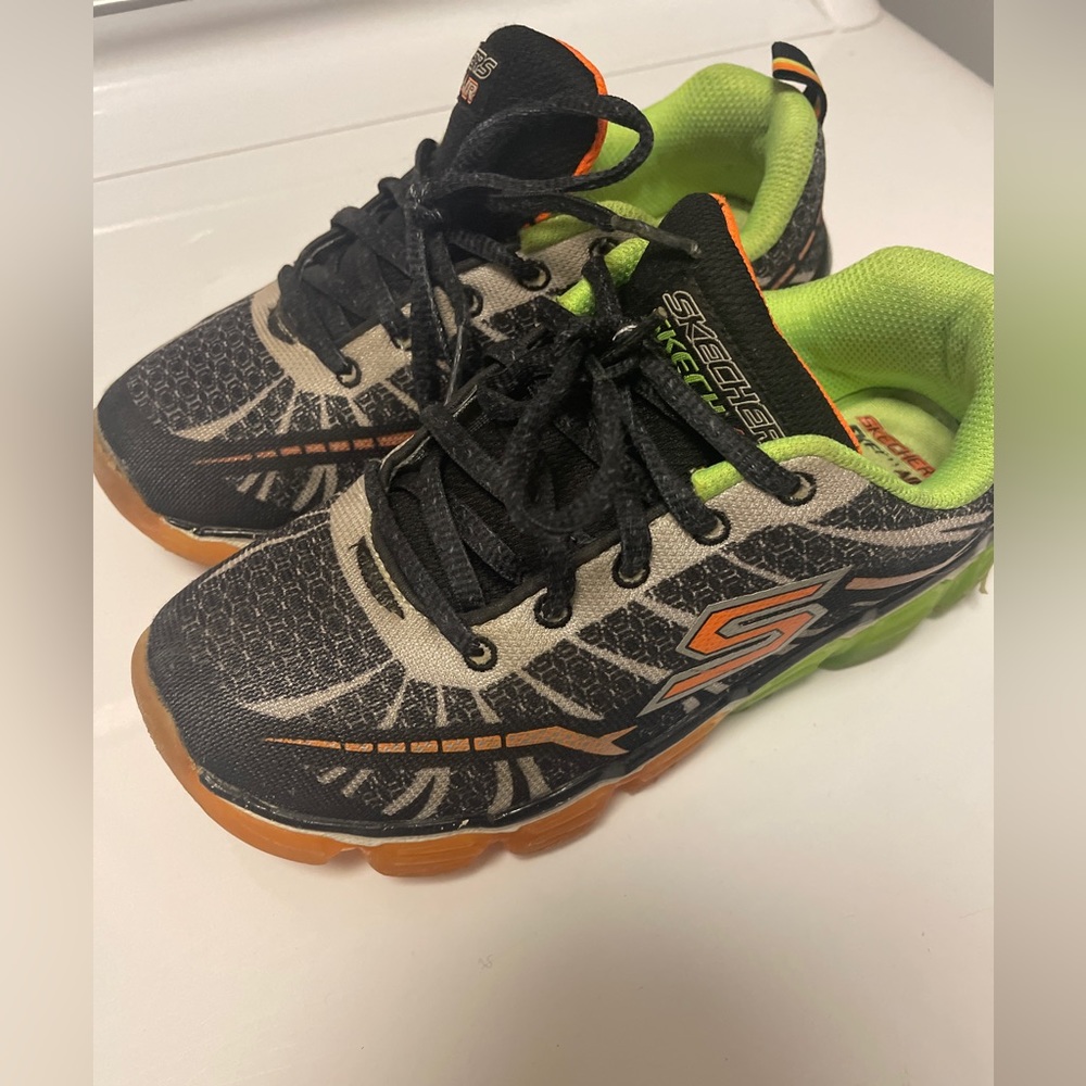 ✨Boys Skechers Size 2✨